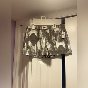 Cute GAP shorts with tags. Khaki and white.